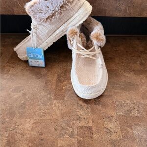 Hey Dude girls/women’s Tan Fur-Lined Shoes brand new with tags size 4
